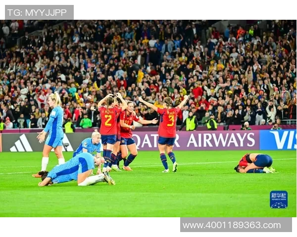 足球明星在街头遭热情粉丝追逐引发围观现场气氛火热 足球明星在街头遭热情粉丝追逐引发围观现场气氛火热